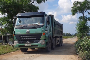 Dân khóc ròng vì xe "hổ vồ" chở cát hoành hành