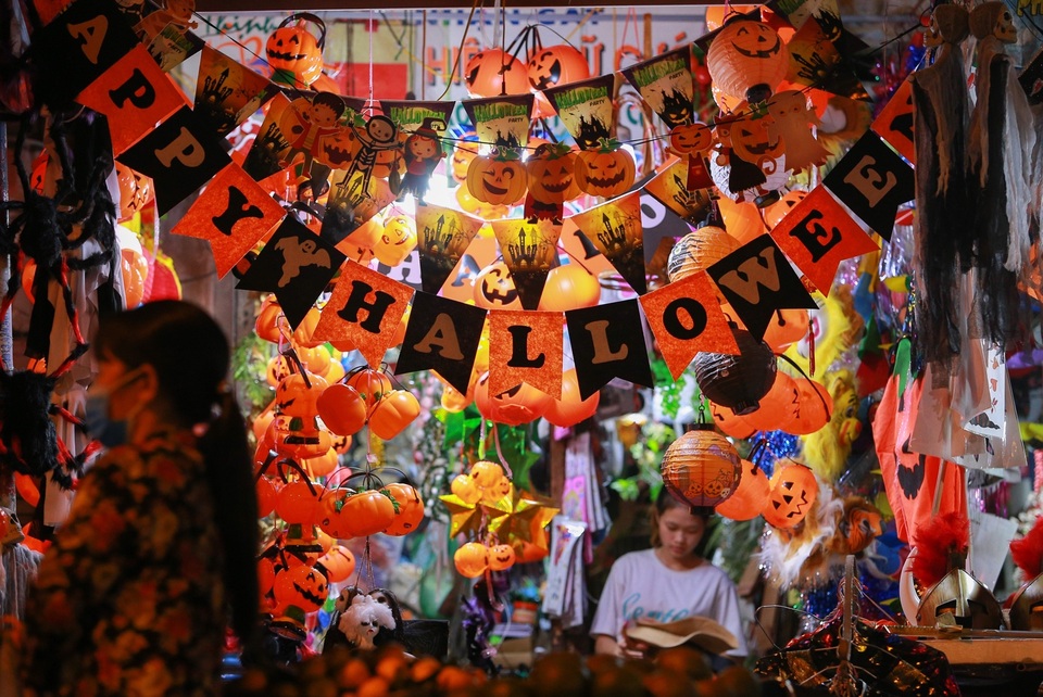 Loạt ma quỷ kinh dị tràn xuống phố hóa trang ở Hà Nội dịp Halloween - 3