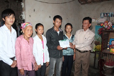 Gần 14 triệu đồng tiếp tục đến với 2 hoàn cảnh khó khăn của làng Quỳnh