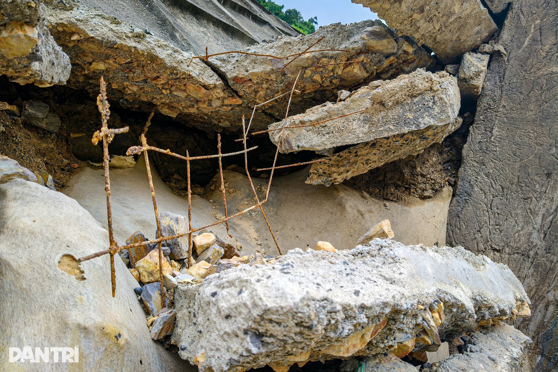 Mái chống sạt lở vỡ vụn, nằm vắt vẻo trên cao tốc La Sơn - Túy Loan - 3