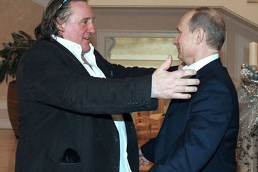 Đích thân ông Putin trao hộ chiếu Nga cho diễn viên nổi tiếng của Pháp