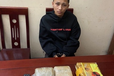 Bắt 2 đối tượng mang 1kg ma túy đá và 10.000 viên ma túy tổng hợp