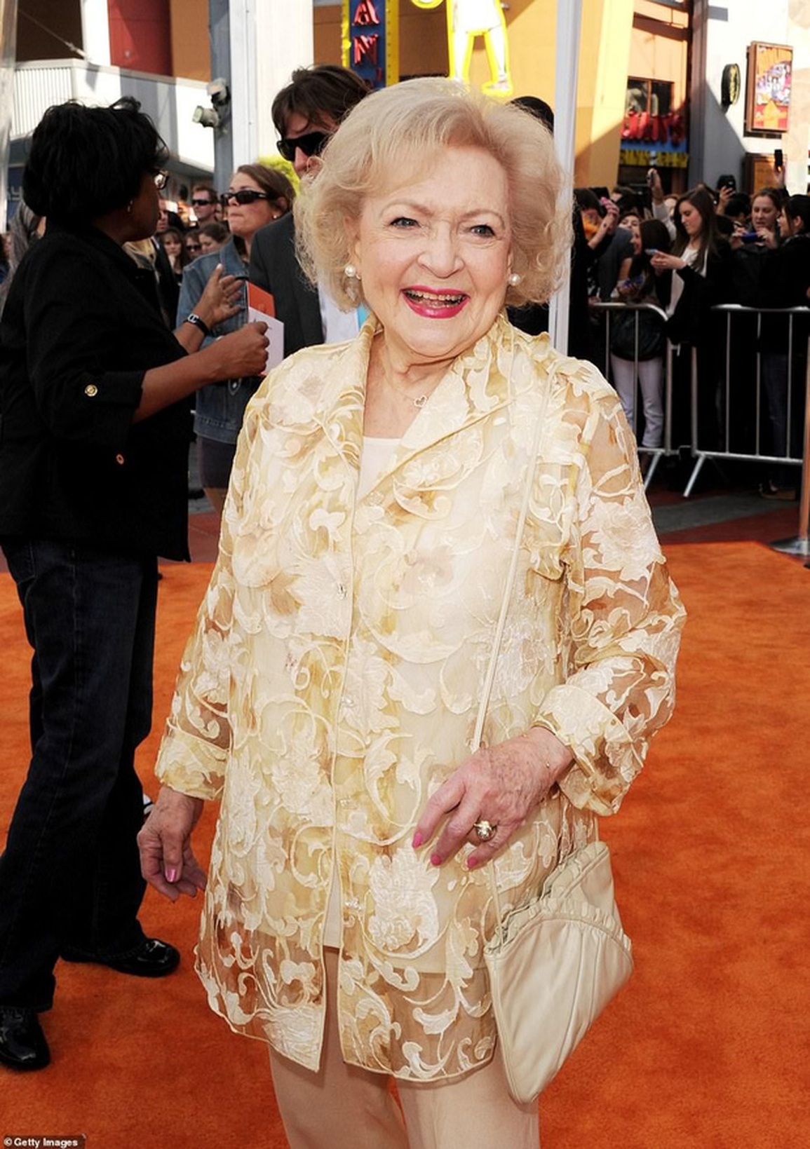 Biểu tượng truyền hình Mỹ Betty White qua đời ở tuổi 99 - 1 Biểu tượng truyền hình Mỹ Betty White qua đời ở tuổi 99 - 1