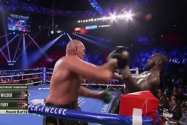 Hạ knock-out Wilder, Tyson Fury bảo vệ thành công đai WBC hạng nặng