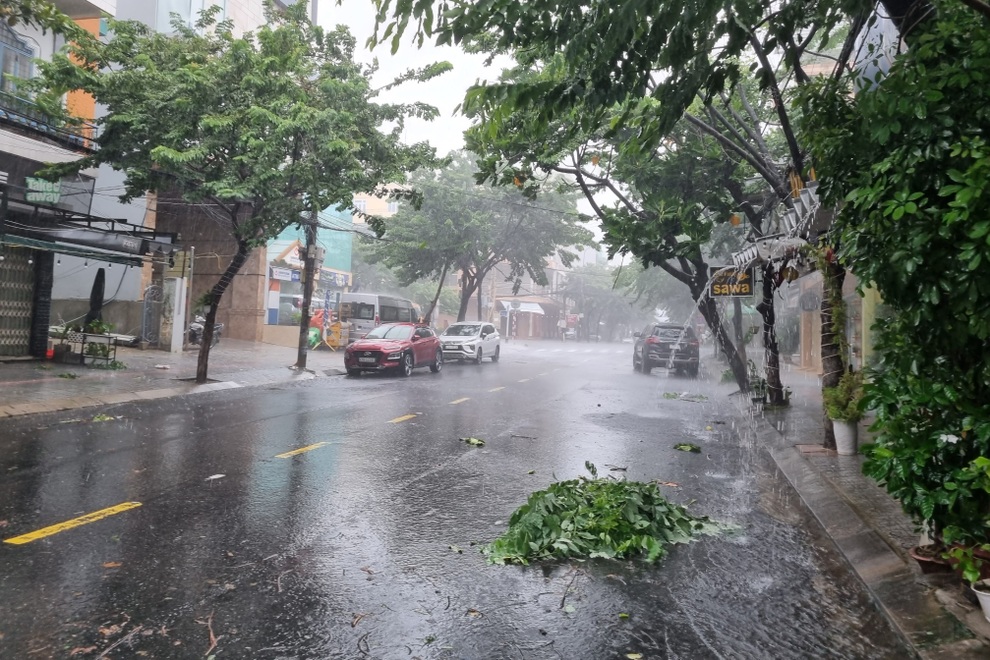 Đà Nẵng đang mưa lớn, người dân hối hả đi mua đồ chống bão - 1 Đà Nẵng đang mưa lớn, người dân hối hả đi mua đồ chống bão - 1