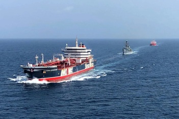 Iran ưu tiên các tàu trả phí qua eo biển Hormuz?