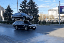 Xe Toyota Land Cruiser "cõng" một chiếc Mercedes-Maybach S-Class đi dạo phố