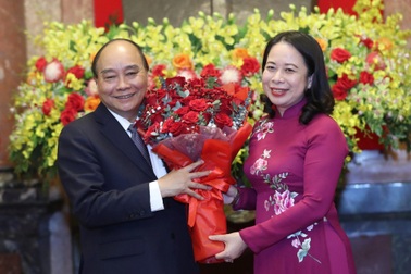 Nguyên Chủ tịch nước Nguyễn Xuân Phúc bàn giao công tác