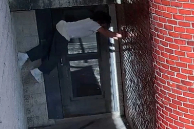 Cảnh sát Mỹ bắt giữ phạm nhân vượt ngục "như Người Nhện"