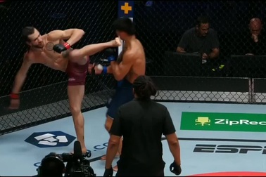 Võ sĩ hạ gục đối thủ nhờ cú đá cầu vồng đẹp mắt