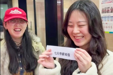 Nữ nhân viên "số hưởng" trúng thưởng... nghỉ 7 ngày mỗi khi trời mưa