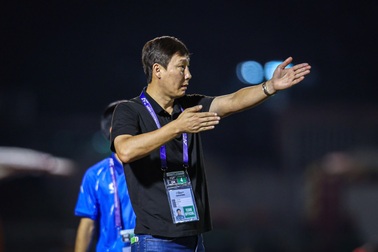 HLV Kim Sang Sik: "Mặt sân xấu nên tuyển Việt Nam không thể ghi nhiều bàn"