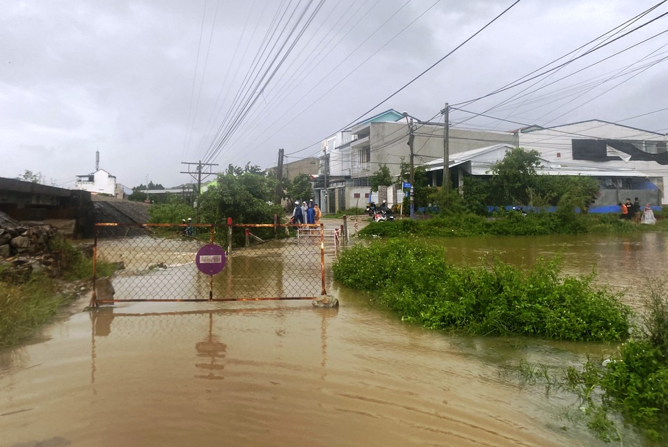 Mưa cực lớn, nước ngập ngang người, cây đổ la liệt - 4 Mưa cực lớn, nước ngập ngang người, cây đổ la liệt - 4