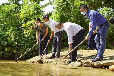 Khởi công xây dựng cầu Dân trí: Hết cảnh "làm xiếc" trên dây mỗi khi lũ về