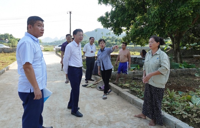 Đoàn công tác Cục Bảo trợ xã hội cùng lãnh đạo xã Cao Dương đến thăm những hộ gia đình bị ảnh hưởng nặng nền do mưa lũ gây ra.