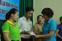 Đà Nẵng: Trao 50 suất quà cho người lao động gặp khó khăn do dịch Covid-19