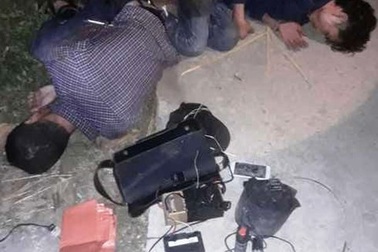 Nghi trộm chó, hai người bị dân đánh nhập viện, đốt xe máy