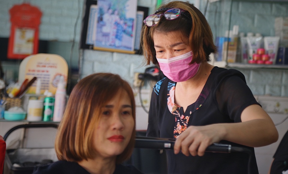 Nữ chủ tiệm cắt tóc bằng 1 tay và câu chuyện nghị lực phi thường - 6 Nữ chủ tiệm cắt tóc bằng 1 tay và câu chuyện nghị lực phi thường - 6