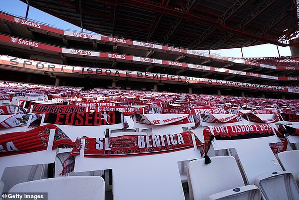 Cổ động viên ném đá khiến 2 cầu thủ Benfica nhập viện - 3 Cổ động viên ném đá khiến 2 cầu thủ Benfica nhập viện - 3