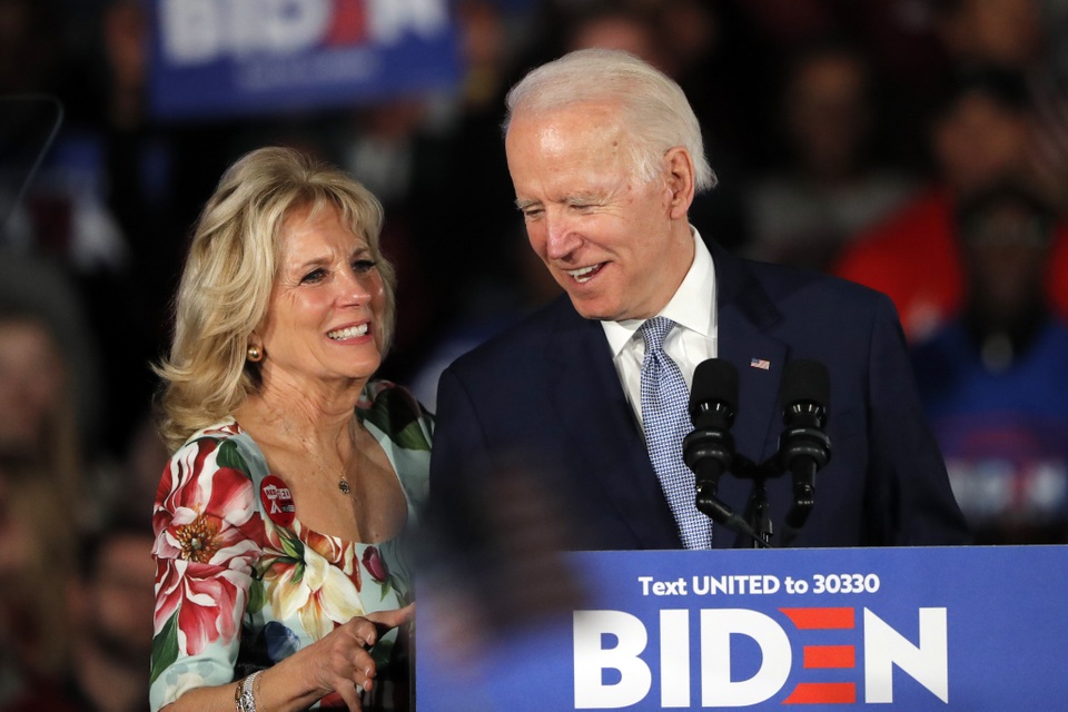 Bà Jill Biden từng mặc bikini xông vào phòng họp ngăn chồng tranh cử - 1 Bà Jill Biden từng mặc bikini xông vào phòng họp ngăn chồng tranh cử - 1
