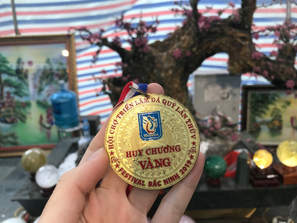 Gom đá quý kết thành cây đào nặng 2 tấn, có tiền cũng khó mua - 2 Gom đá quý kết thành cây đào nặng 2 tấn, có tiền cũng khó mua - 2