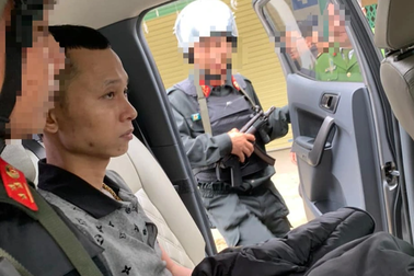 Cảnh sát vây bắt đối tượng nguy hiểm có súng, cố thủ trong nhà nghỉ