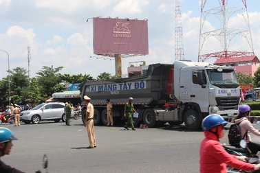 Đập bỏ vòng xoay nửa tỷ gây kẹt xe, tai nạn