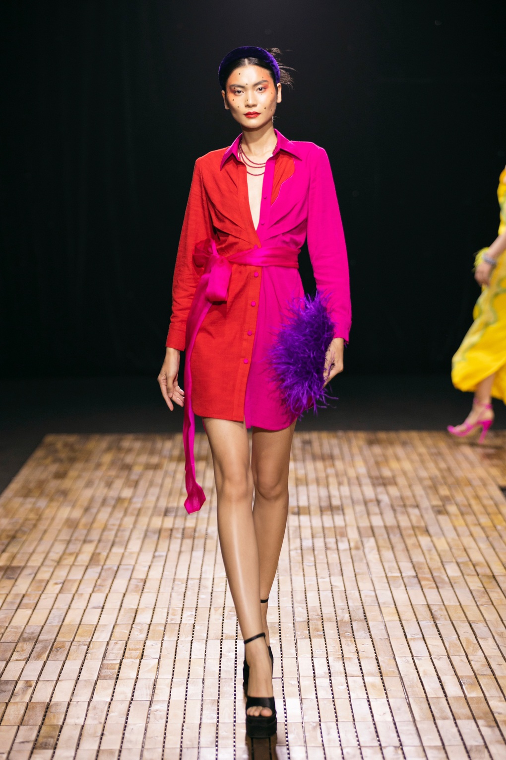 Búp bê sống Bé Quyên diện váy độc lạ, xuất hiện ấn tượng trên sàn catwalk - 10 Búp bê sống Bé Quyên diện váy độc lạ, xuất hiện ấn tượng trên sàn catwalk - 10