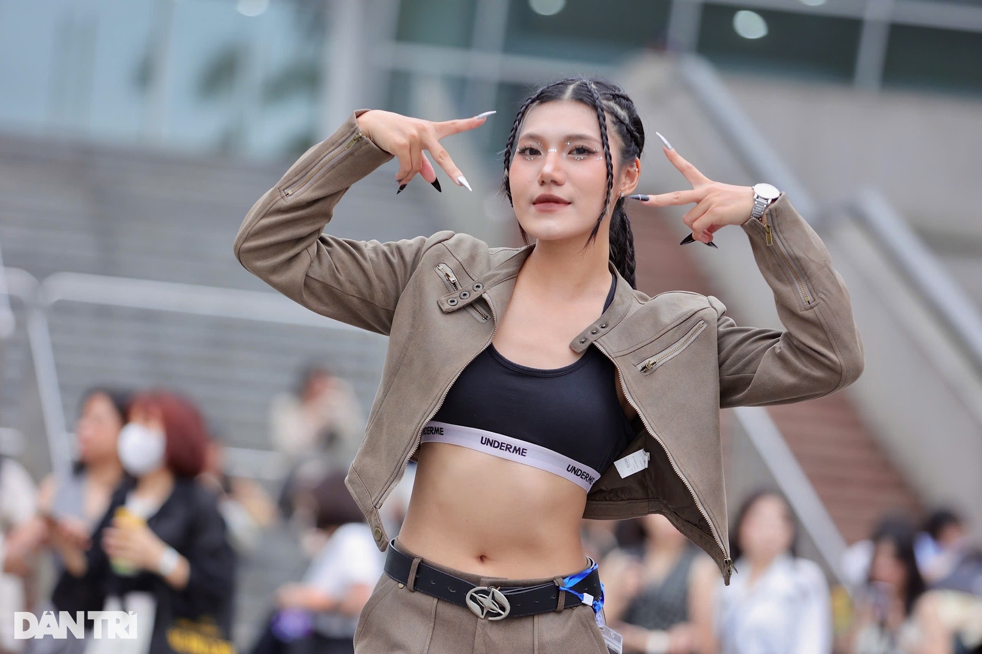 Giới trẻ mặc váy cưới, hóa trang thành… quả chuối tại concert SOOBIN - 2 Giới trẻ mặc váy cưới, hóa trang thành… quả chuối tại concert SOOBIN - 2