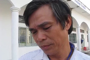 Thầy Hoàng Đức Dưỡng - Tổ trưởng Tổ Vật Lý Trường THPT Nguyễn Trung Trực nhận xét đề Vật Lý. (Thực hiện: Huỳnh Hải)