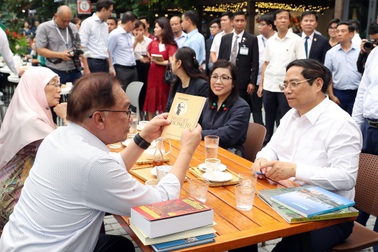 Thủ tướng Phạm Minh Chính cùng thủ tướng Malaysia dạo phố sách, uống cà phê