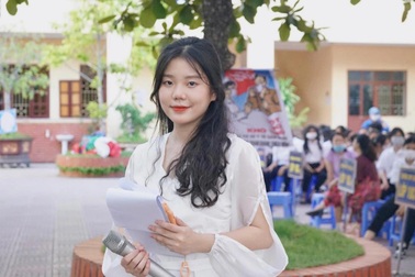 Hotgirl Olympia làm MC tiếp lửa cho đàn em