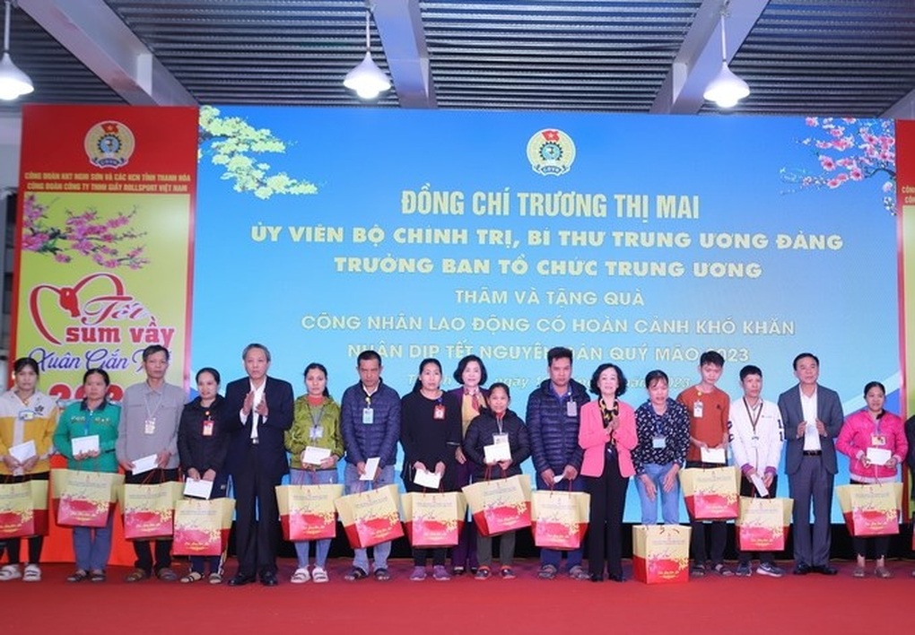 Gia đình chính sách, công nhân nhận quà Tết từ lãnh đạo Trung ương - 2 Gia đình chính sách, công nhân nhận quà Tết từ lãnh đạo Trung ương - 2