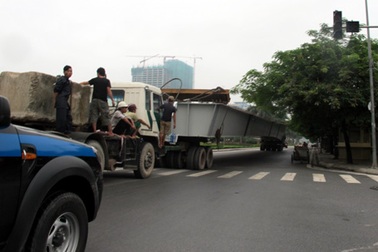 Sở GTVT Hà Nội: Cẩu bị đứt cáp, dầm không rơi!