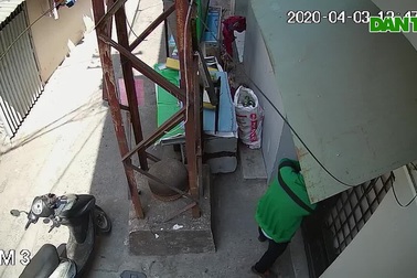 Thanh niên cặm cụi phá cửa nhà dân giữa ban ngày