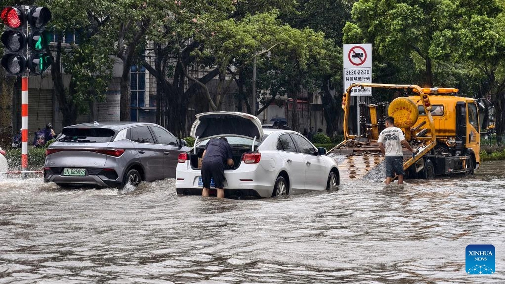 Phố biến thành sông ở Trung Quốc sau bão Matmo - 3
