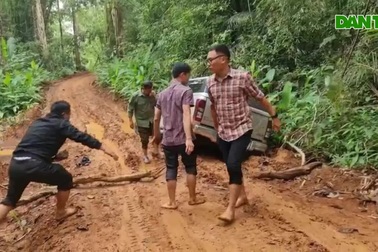 Phóng viên Dương Quốc Phong tác nghiệp thực tế tại Đắk Nông