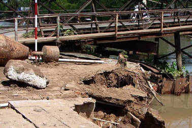 Vụ chợ sụp xuống sông: Tình trạng sạt lở “uy hiếp” cầu Rạch Cam