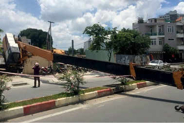 Cần cẩu dài 30m đổ ngang đường, nhiều người may mắn thoát chết