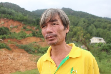 4 cha con vùng chạy khỏi căn nhà bị đất đá “xóa sổ” dưới chân núi