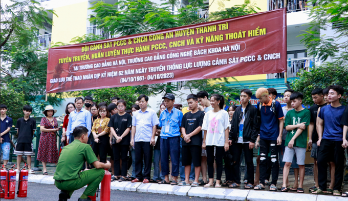 Huấn luyện thực hành PCCC tại khuôn viên trường