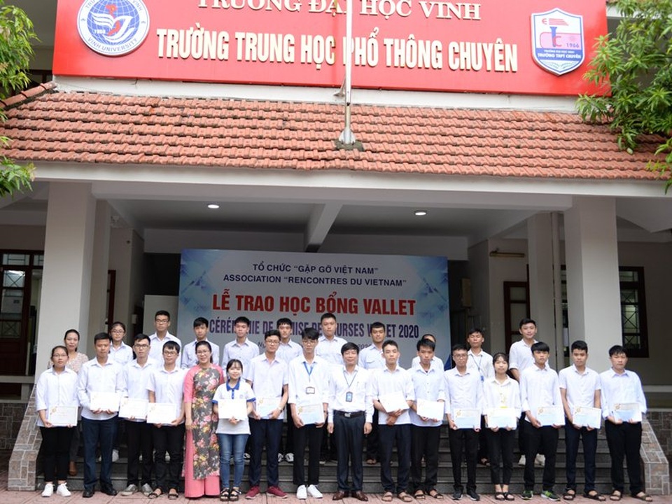 Hàng trăm suất học bổng Vallet đến với học sinh, sinh viên giỏi ở Nghệ An - 2 Hàng trăm suất học bổng Vallet đến với học sinh, sinh viên giỏi ở Nghệ An - 2