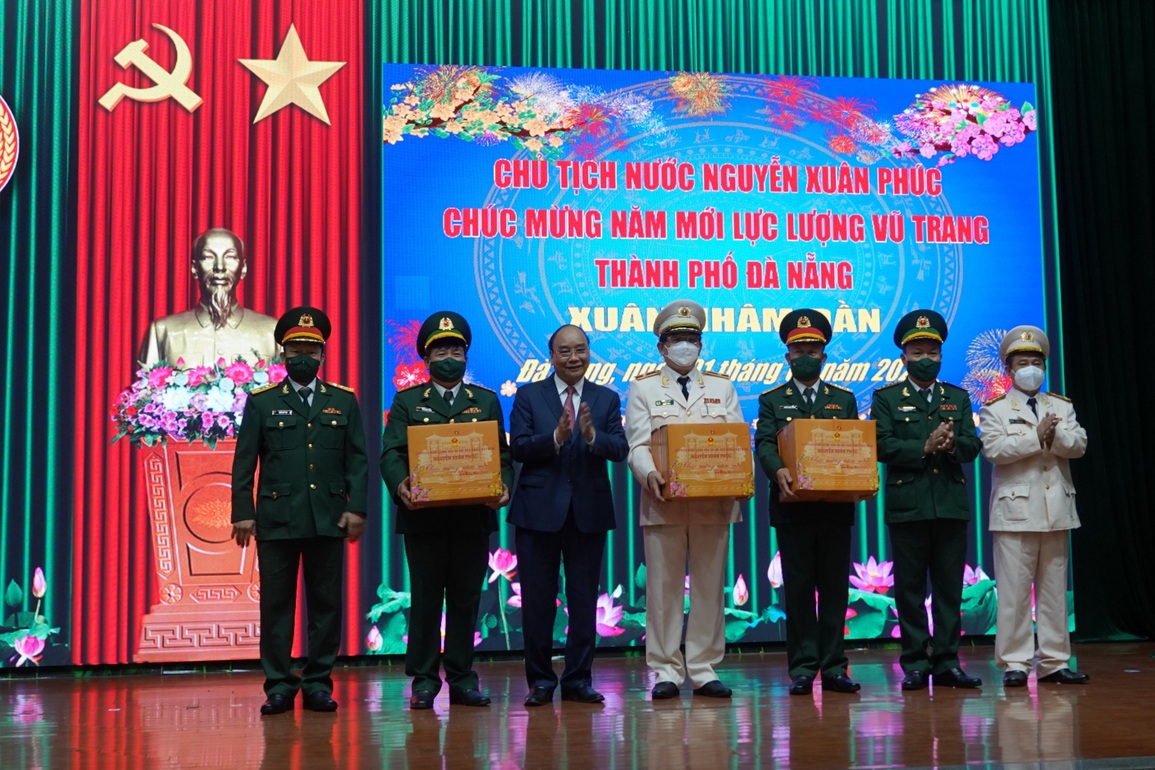 Chủ tịch nước Nguyễn Xuân Phúc chúc Tết lực lượng vũ trang Đà Nẵng - 3 Chủ tịch nước Nguyễn Xuân Phúc chúc Tết lực lượng vũ trang Đà Nẵng - 3