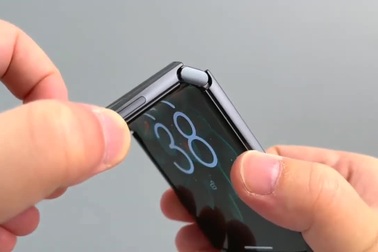 Mở hộp và trải nghiệm thực tế smartphone gập Motorola Razr 2022