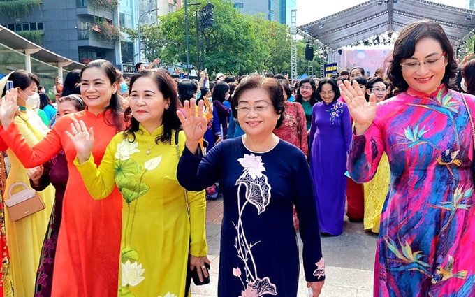 Nguyên Phó Chủ tịch nước Trương Mỹ Hoa (thứ 2 từ phải sang), Phó Chủ tịch Thường trực Hội LHPN Việt Nam Đỗ Thị Thu Thảo (bìa trái) cùng các đại biểu tham dự chương trình. Ảnh: HLHPNVN