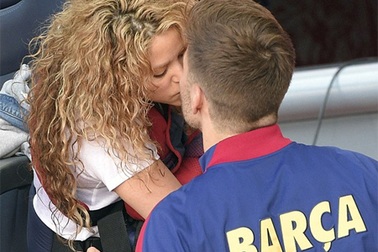 Shakira hôn “phi công trẻ” trên sân vận động