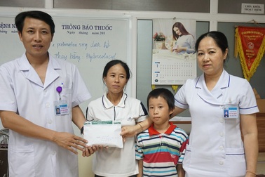 Hơn 120 triệu đến với cháu bé mồ côi cha mắc bệnh viêm tủy ngang