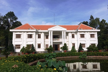 Đồng Tháp biến trụ sở UBND tỉnh thành điểm tham quan, chụp hình