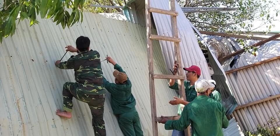 Hơn 100 nhà dân, trường học... bị tốc mái vì mưa giông - 7 Hơn 100 nhà dân, trường học... bị tốc mái vì mưa giông - 7