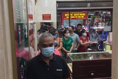 Thị trường vàng trong nước đang bị làm giá?